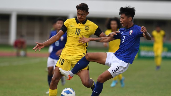 Laos menyikut Malaysia di Klasemen Grup B Piala AFF U-19 usai mengalahkan Kamboja pada pertandingan di Stadion Madya Gelora Bung Karno, Kamis (7/7).