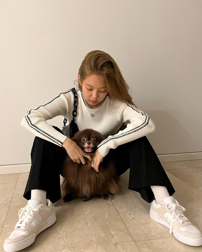 Masih seputar outfit 'cewek mamba' serba monokrom, OOTD Jennie kali ini mungkin cocok buat kamu yang suka tampil simple. Cukup padukan sweater putih dan celana hitam, pilih sepatu sampai tas warna senada. (Foto: Instagram/jennierubyjane).
