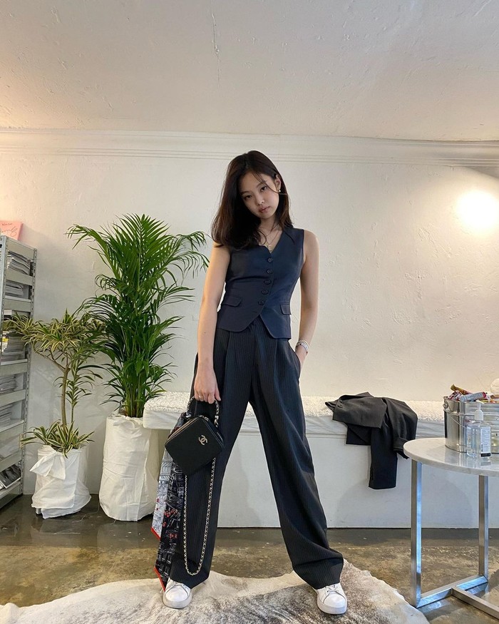Mau tampil kasual? Coba tiru outfit ala Jennie yang tampil dengan one set atasan sleeveless dan celana striped serba hitam. Look ini bikin kamu terlihat modis dan simple, Beauties! (Foto: Instagram/jennierubyjane).