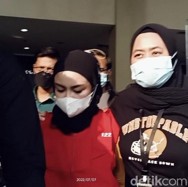 Medina Zein Telah Tiba di Kejari Usai Dijemput Paksa