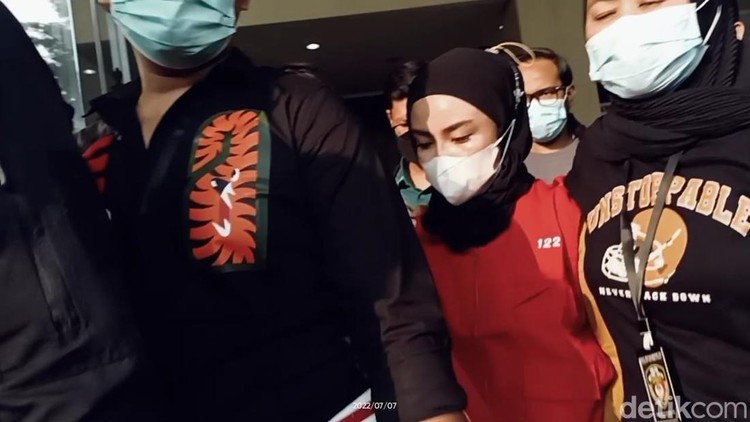 Medina Zein mengenakan rompi tahanan saat ditemui di Kejari Jakarta Selatan.
