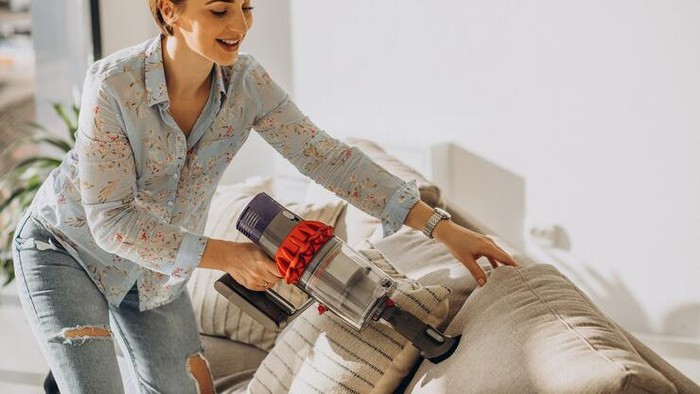 Rutin membersihkan area yang menjadi sumber dari banyaknya polutan di dalam rumah.