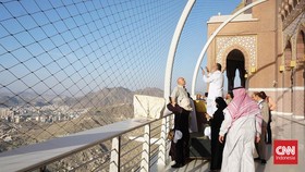 Menara Jam Makkah, Salat Menyentuh Langit dan Syahdu Ka'bah dari Atas
