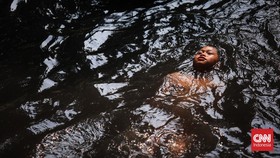 FOTO: Riang Bocah Mengisi Waktu Libur 'Nyebur' ke Kali