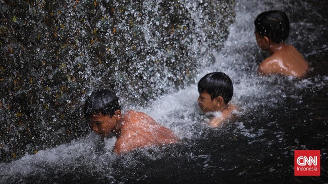 FOTO: Riang Bocah Mengisi Waktu Libur 'Nyebur' ke Kali