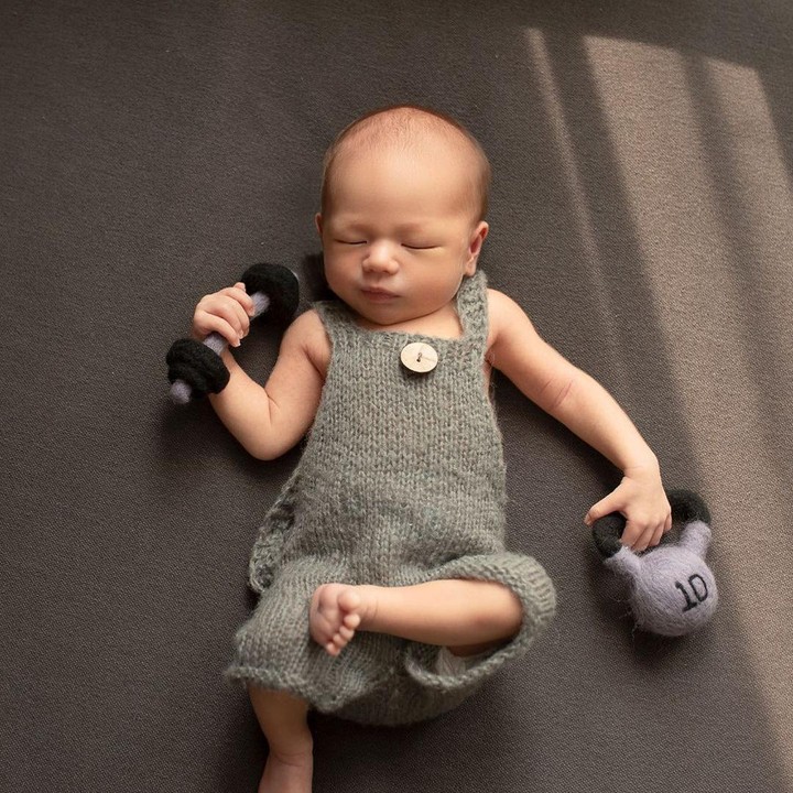 <p>Meski baru lahir, baby Archie melakukan sesi pemotretan dengan <em>outfit</em> ala anak gym. Gayanya begitu menggemaskan ya, Bunda. (Foto: Instagram @deasypricilla)</p>