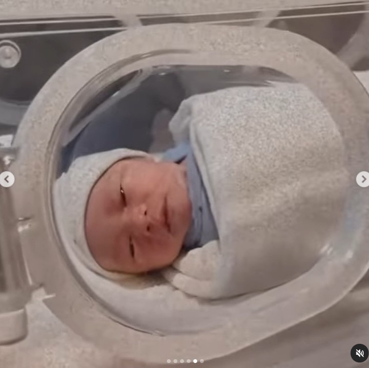 <p>Nathalie Holscher terpaksa melahirkan bayi laki-lakinya lebih cepat dari perkiraan. Ia pun harus menunggu waktu hingga putranya pulih usai dilahirkan. Nathalie mengunggah video ketika baby Adzam sedang berbaring. (Foto: Instagram @nathalieholscher)</p>