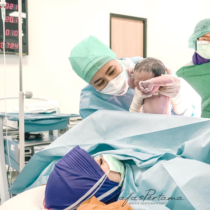 <p>Lewat Instagram, Nathalie Holscher mengunggah potret ketika ia melahirkan Adzam Adriansyah Sutisna pada 12 Desember 2021. Nathalie melahirkan lewat persalinan caesar, Bunda. (Foto: Instagram @nathalieholscher)</p>