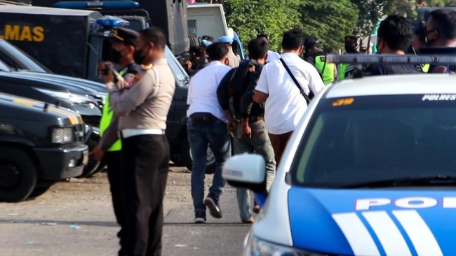 Puluhan simpatisan tersangka digelandang menggunakan tiga truk polisi dan Satpol PP ke Mapolres Jombang, Jawa Timur untuk menjalani pemeriksaan.