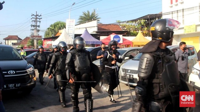 Dari video yang beredar di kalangan wartawan, ratusan polisi diterjunkan menggunakan belasan truk yang diparkir tak jauh dari lokasi pesantren MSAT.