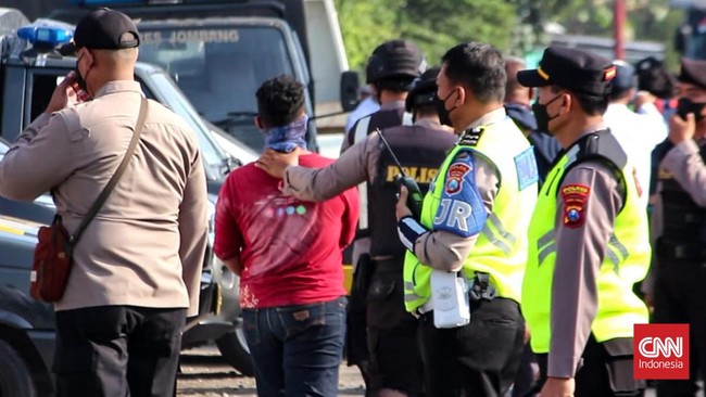 Sejumlah simpatisan yang menghalangi polisi saat menjemput paksa tersangka pencabulan di Jombang bisa dijerat UU TPKS.