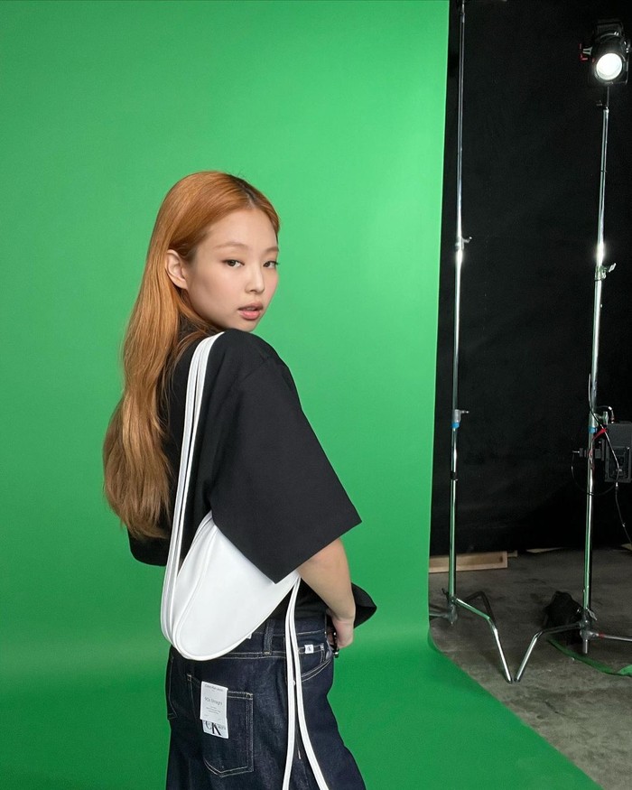 Penyuka kaos polos wajib coba OOTD Jennie yang satu ini. Kamu bisa memadukan atasan kaos hitam oversize dan celana jeans warna serupa. Pilih tas warna putih biar penampilan anti-boring. Look kamu bisa auto stylish banget deh! (Foto: instagram/jennierubyjane).