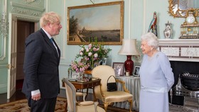 Pamit Mundur, PM Boris Johnson Temui Ratu Elizabeth