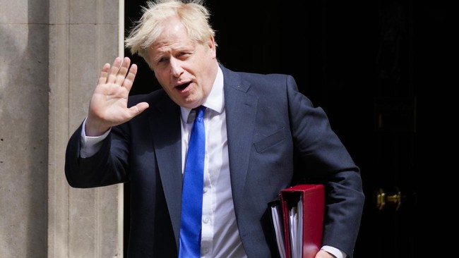 Posisi PM Boris Johnson kian tersudut setelah 5 menteri dan 44 pejabat kabinetnya mundur usai kepemimpinannya terseret beragam skandal.