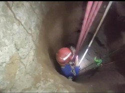 Tegang! Detik-detik Damkar Evakuasi Bocah Tercebur Sumur di Bogor