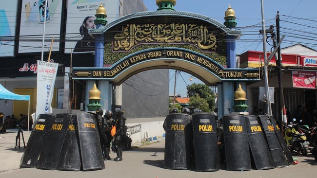 Kapolda Jatim Irjen Pol Nico Afinta menyebut tersangka menyerah sekitar pukul 23.35 WIB.