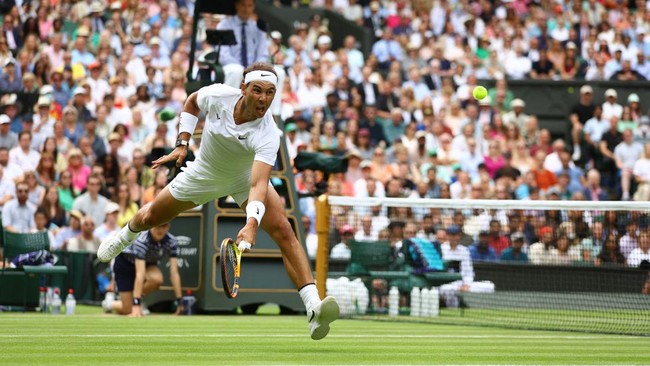 Rafael Nadal berhasil lolos ke semifinal grand slam Wimbledon usai menang dramatis dalama laga lima set atas Taylor Fritz.