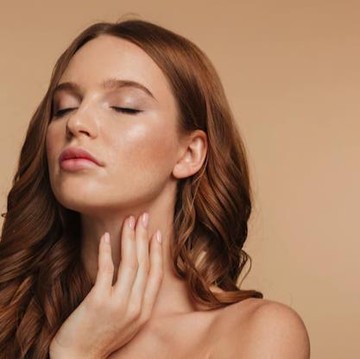 img-title Cantik Tanpa Makeup, Ini 6 Rahasia Kecantikan Alami Perempuan Yunani Kuno yang Bisa Kamu Coba di Rumah!