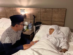 Ridwan Kamil Jenguk Jemaah Haji yang Terkena Stroke