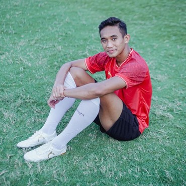 7 Gaya Rizki Ridho Kapten Timnas Saat Ngampus, Tampil Rapi & Pakai Mobil Mewah