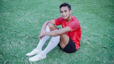 7 Gaya Rizki Ridho Kapten Timnas Saat Ngampus, Tampil Rapi & Pakai Mobil Mewah