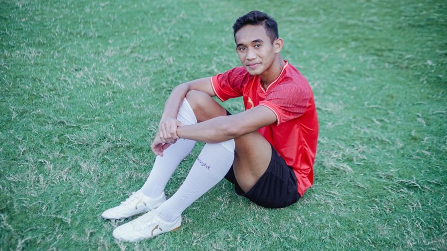 Bek Timnas Indonesia dan Persebaya Surabaya Rizky Ridho memakai sepatu Ortuseight terbaru, Catalyst Meister