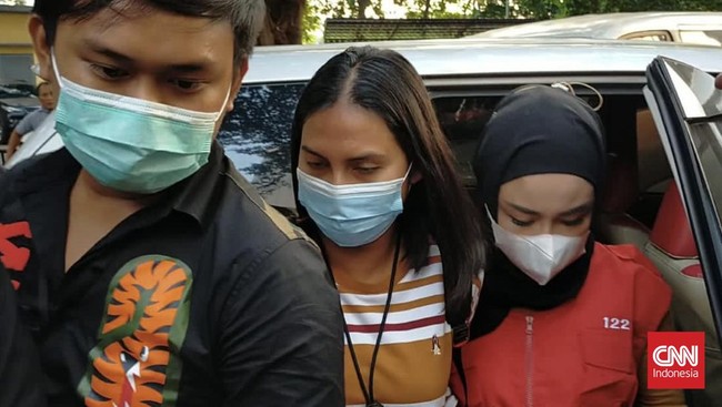 Polda Metro Jaya menyebut bakal tetap memeriksa selebgram Medina Zein dalam kasus dugaan penipuan jual beli mobil yang dilaporkan artis Uya Kuya.