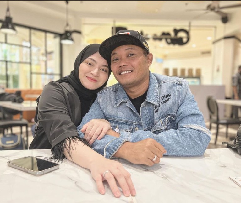 Sule dan Nathalie Holscher Sule dan Nathalie Holscher