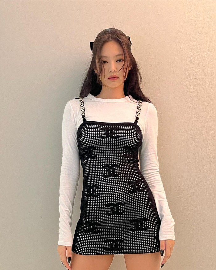 Feminim ala 'cewek mamba', why not? Mix and match ala Jennie dengan sheath dress hitam dan inner baju lengan panjang putih cocok banget buat dicoba (Foto: Instagram/jennierubyjane).