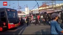 VIDEO: Detik-Detik Penjemputan Paksa Anak Kiai Jombang DPO Pencabulan