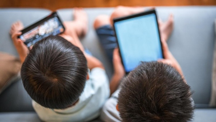 tindakan yang dapat merusak sel otak anak, gadget berlebihan salah satunya