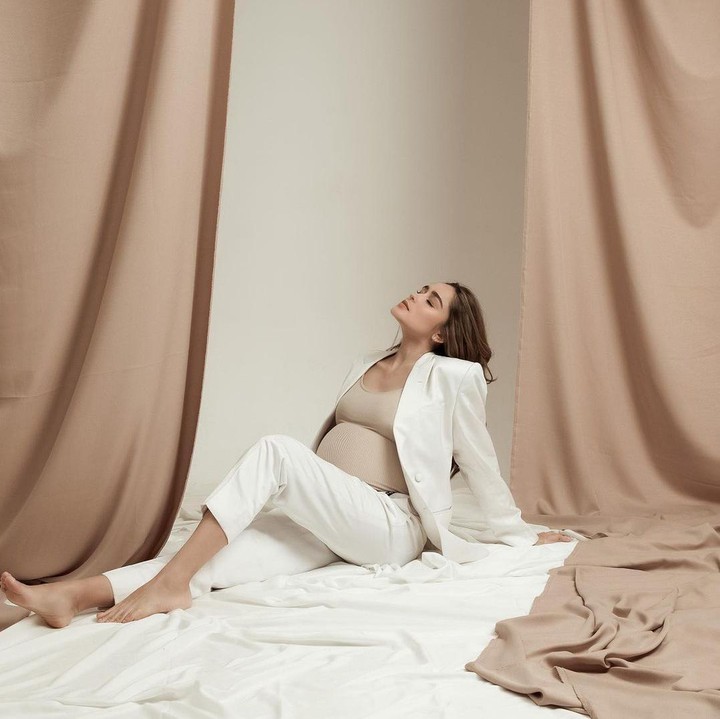 <p>Dalam potret ini, Yasmine Wildblood memakai setelah celana putih dan blazer warna senada dengan kancing terbuka. (Foto: Instagram @yaswildblood)<br /><br /><br /></p>