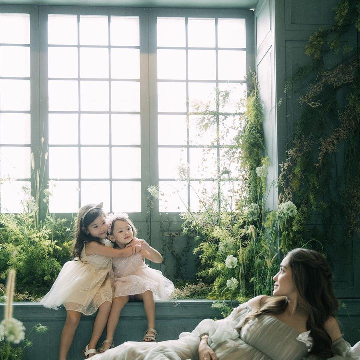 <p>Yasmine WIldblood membagikan potret bersama anak-anaknya di media sosial Instagram, Bunda. Dalam unggahan tersebut, mereka terlihat amat manis, ya? (Foto: Instagram @yaswildblood)<br /><br /><br /></p>