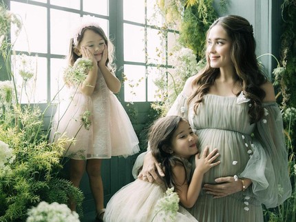 7 Potret Kehamilan Ketiga Yasmine Wildblood Bersama 2 Anaknya Bertema Garden Fairies