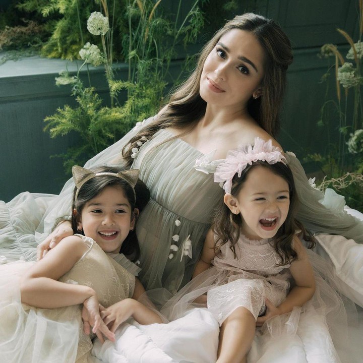 <p>Saat ini, Yasmine Wildblood sedang menantikan kelahiran anak ketiga, Bunda. Momen kehamilan ini pun diabadikan olehnya dalam sesi maternity shoot. (Foto: Instagram @yaswildblood)<br /><br /><br /></p>