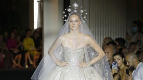 Zuhair Murad dan Inspirasi Kosmis Seniman Daria Hlazatova asal Ukraina