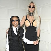 Kim Kardashian dan North West Kompak Pakai Anting Hidung saat Menonton Fashion Show di Paris