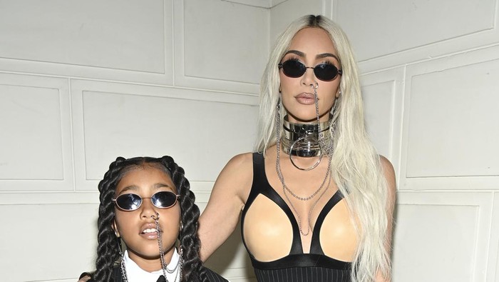Kim Kardashian dan North West Kompak Pakai Anting Hidung saat Menonton Fashion Show di Paris