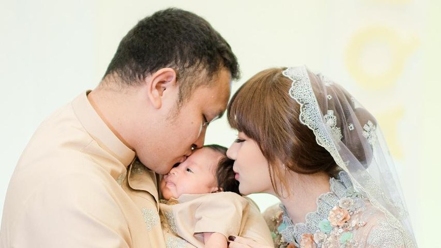 Akikah putra Gilang Dirga dan Adiezty Fersa