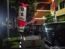 Rombongan Mobil Pembawa Mas Bechi DPO Pencabulan Tiba di Polda Jatim