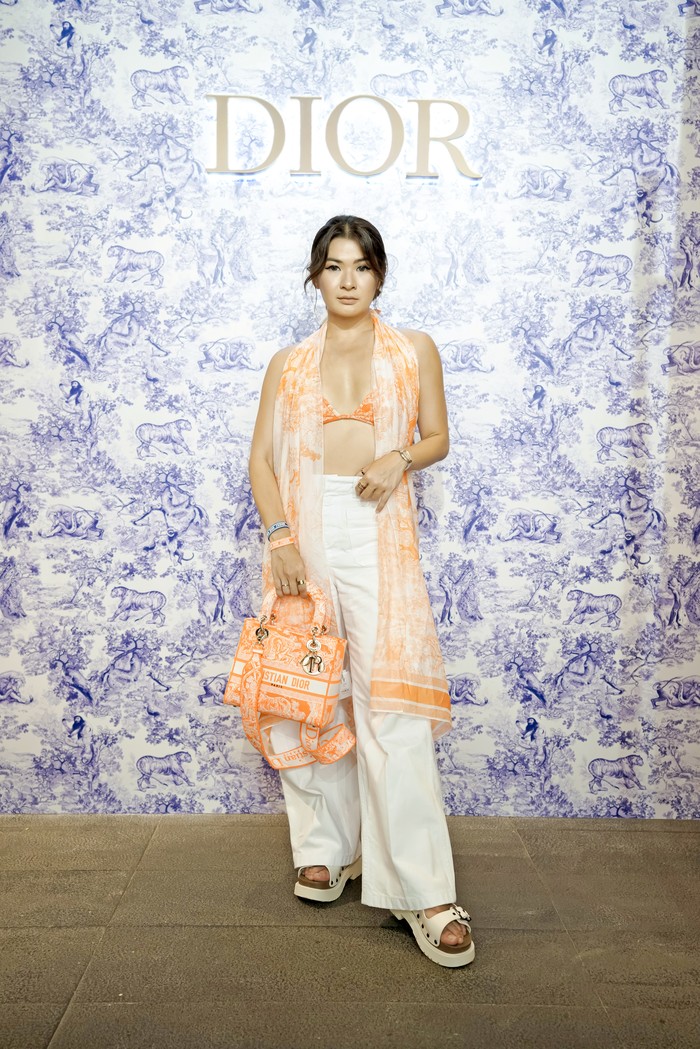 Warna orange dapat terlihat lebih laid back dan rileks lewat padanan bralette dan celana high waisted seperti ditampilkan oleh Anastasia Siantar. Foto: Courtesy of Dior