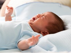 3 Cara Mengatasi Cegukan pada Bayi, Aman dan Efektif