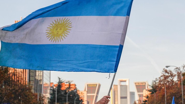 MADRID, SPAIN - 2018/12/09: An Argentina Flag seen waved by supporters in Paseo de la Castellana in Madrid.
The Copa Libertadores Final match between River Plate  and Boca Juniors is being played in Madrid. (Photo by Rafael Bastante/SOPA Images/LightRocket via Getty Images)