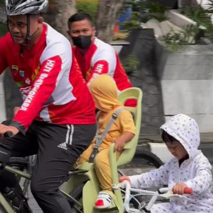 <p>Bobby Nasution menghadiri event Medan Car Free Day, bersama Forkopimda, rekan-rekan Forum Kerukunan Umat Beragama, beberapa waktu lalu. Tak ketinggalan, ia mengajak anak-anaknya, Sedah Mirah dan Panembahan Al Nahyan. (Foto: Instagram @bobbynst)</p>
