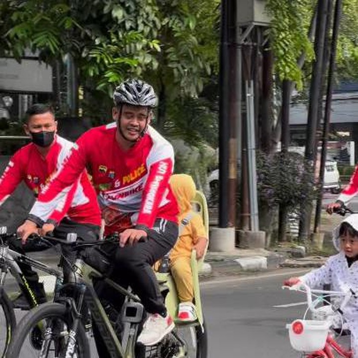 <p>Dengan sepeda roda empatnya, Sedah Mirah dengan pede mengayuh sepeda bersama sang ayah dan para pesepeda lainnya yang mengikuti <em>event</em> tersebut. Sementara, Nahyan duduk manis di belakang ayah. (Foto: Instagram @bobbynst)</p>