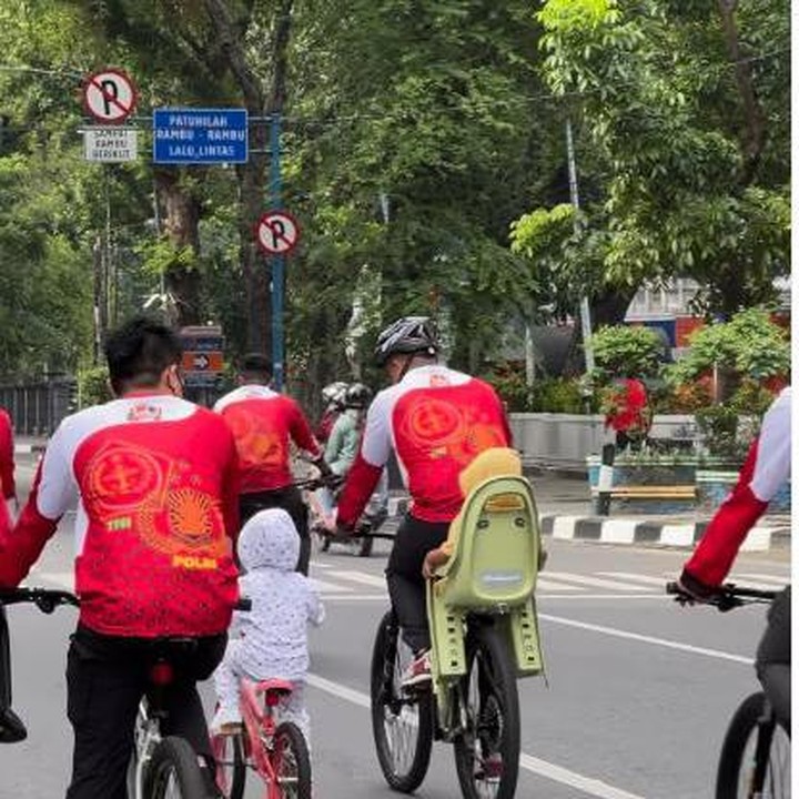 <p>Bobby pun tampak melambatkan laju sepedanya demi mendampingi Sedah Mirah yang ikut naik sepeda. (Foto: Instagram @bobbynst)</p>