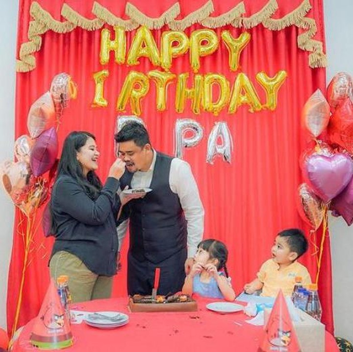 <p>Setelah momen tersebut, belum lama ini, Bobby mendapat kejutan dari keluarga kecilnya. Terlihat Kahiyang bersama dua anaknya memberi kejutan ulang tahun pada Bobby dengan dekorasi serba merah. (Foto: Instagram @bobbynst)</p>