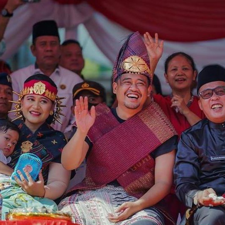 <p>Kebersamaan keluarga Bobby Nasution dan Kahiyang kerap terlihat dalam sebuah <em>event.</em> Seperti foto di atas ini, Bunda, Bobby ajak anak-anaknya ikut Perayaan Busana Karnaval di Kota Medan. (Foto: Instagram @ayangkahiyang)</p>