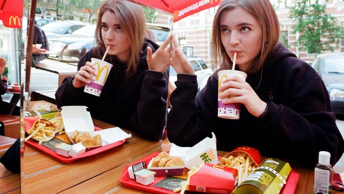 Alasan Kenapa McDonalds dan KFC Pakai Warna Merah Pada Desain Restorannya Alasan Kenapa McDonalds dan KFC Pakai Warna Merah Pada Desain Restorannya
