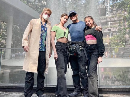 5 Potret Bulan Madu Deddy Corbuzier dan Sabrina di Singapura, Ajak Azka dan Nada